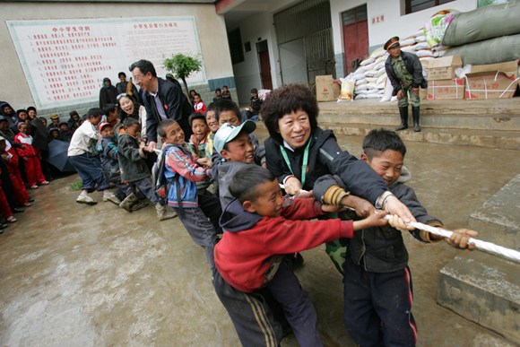 Zhang joins a tug-of-war at a primary school in Liangshan. (Photo/China Daily) Zhang joins a tug-of-war at a primary school in Liangshan. (Photo/China Daily)