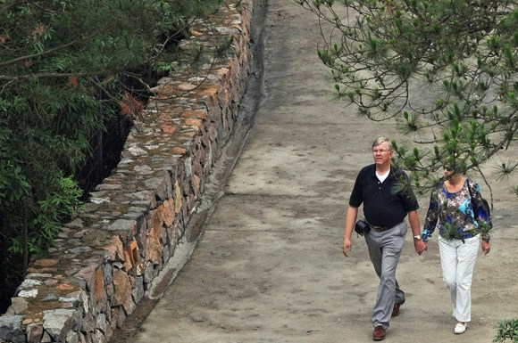 A couple wander in the Mogan Mountain area during their visit to one of the agritainment homestays in Zhejiang province. Photo/Xinhua