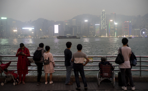 Air pollution with a high level of PM2.5 forms a haze of smog at Victoria Harbour in Hong Kong last year. (CHAN LONG-HEI/FOR CHINA DAILY) Air pollution with a high level of PM2.5 forms a haze of smog at Victoria Harbour in Hong Kong last year. (CHAN LONG-HEI/FOR CHINA DAILY)