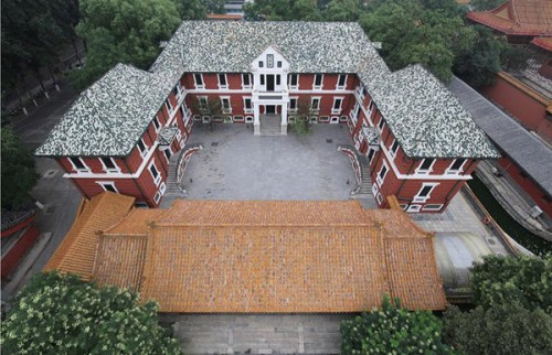 The Western-style villa Baoyun Lou is pictured before and after the renovation project, which was awarded as one of this year's outstanding monument restorations in China. (PHOTO BY WU WEI/FOR CHINA DAILY) The Western-style villa Baoyun Lou is pictured before and after the renovation project, which was awarded as one of this year's outstanding monument restorations in China. (PHOTO BY WU WEI/FOR CHINA DAILY)