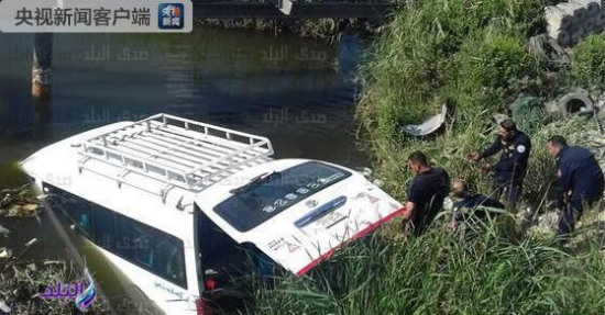 A travel van carrying a group of 11 Chinese tourists overturned into a ditch by the roadside on Egypt's Cairo-Alexandria highway on April 24, 2018. [Photo/CCTV]