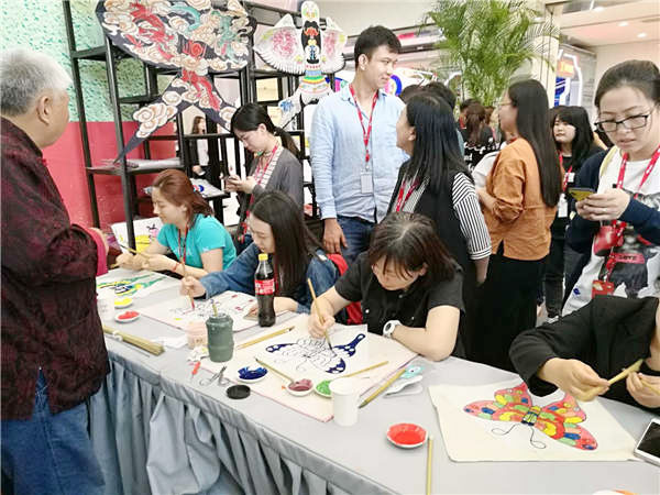 Folk artist Luo Huanwen teaches visitors to make kites.(Photo provided to chinadaily.com.cn) Folk artist Luo Huanwen teaches visitors to make kites.(Photo provided to chinadaily.com.cn)