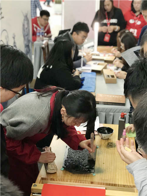 Visitors experience woodblock painting during the show. (Photo provided to chinadaily.com.cn) Visitors experience woodblock painting during the show. (Photo provided to chinadaily.com.cn)