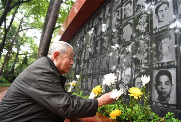 A resident in Chongqing presents a flower to commemorate martyrs at a Gele Mountain Cemetery of Revolutionary Martyrs in Southwest China on April 6, 2018. (Photo/Xinhua) A resident in Chongqing presents a flower to commemorate martyrs at a Gele Mountain Cemetery of Revolutionary Martyrs in Southwest China on April 6, 2018. (Photo/Xinhua)