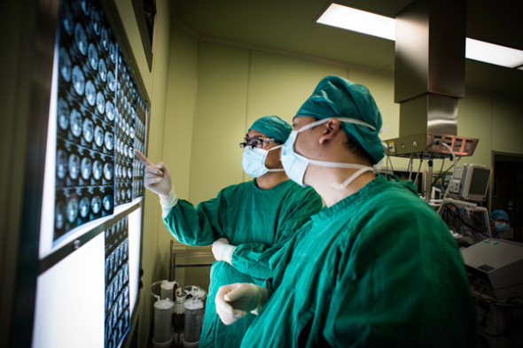 Doctors examine a patient's CT images at a hospital in Beijing. (Photo provided to China Daily)