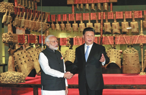 President Xi Jinping and Indian Prime Minister Narendra Modi visit an exhibition of fine relics, including a set of Chinese chimes, at the Hubei Provincial Museum on Friday. (Photo/CHINA DAILY) President Xi Jinping and Indian Prime Minister Narendra Modi visit an exhibition of fine relics, including a set of Chinese chimes, at the Hubei Provincial Museum on Friday. (Photo/CHINA DAILY)