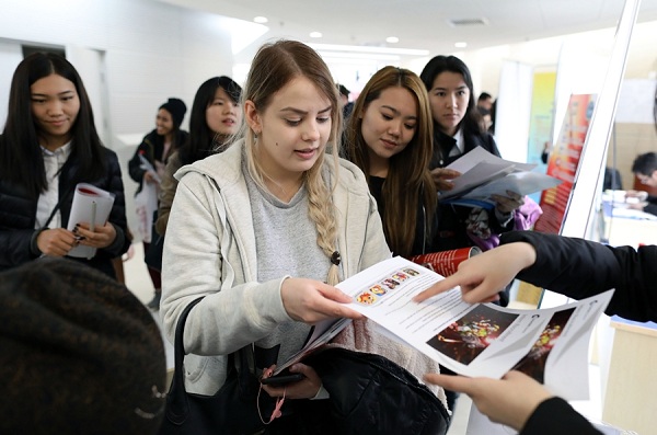 International students seek out opportunities at a careers fair in Beijing organized by the Zhongguancun Belt and Road Industrial Promotion Association and the University of International Business and Economics. (Li Zhong/For China Daily) International students seek out opportunities at a careers fair in Beijing organized by the Zhongguancun Belt and Road Industrial Promotion Association and the University of International Business and Economics. (Li Zhong/For China Daily)