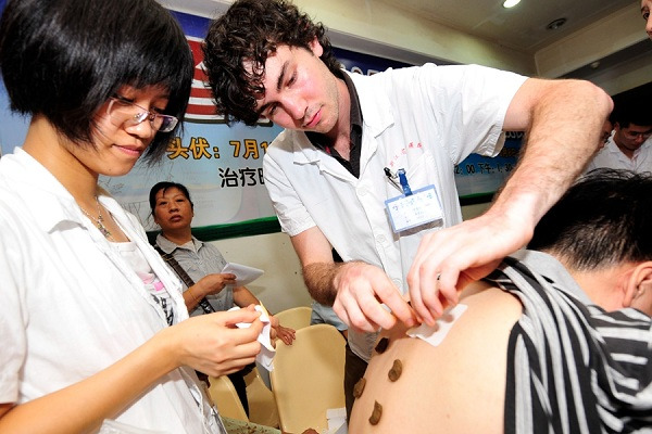 An Australian intern treats a patient at the Zhejiang Hospital of Traditional Chinese Medicine in Hangzhou. (Liu Chen/China Daily) An Australian intern treats a patient at the Zhejiang Hospital of Traditional Chinese Medicine in Hangzhou. (Liu Chen/China Daily)