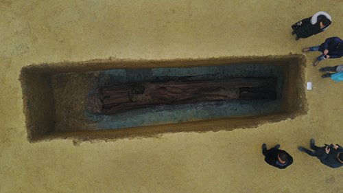 Archeologists gather around a wooden coffin discovered at the M154 site in Sichuan Province. (Photo/Courtesy of Wang Tianyou) Archeologists gather around a wooden coffin discovered at the M154 site in Sichuan Province. (Photo/Courtesy of Wang Tianyou)