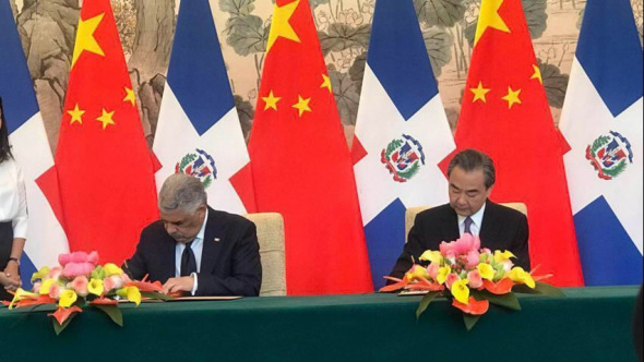 Chinese Foreign Minister Wang Yi and his Dominican counterpart Miguel Vargas Maldonado sign a joint communique in Beijing Tuesday on the establishment of diplomatic relations. (Photo/CGTN) Chinese Foreign Minister Wang Yi and his Dominican counterpart Miguel Vargas Maldonado sign a joint communique in Beijing Tuesday on the establishment of diplomatic relations. (Photo/CGTN)