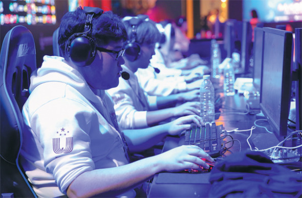 The Renmin University of China team that won the League of Legends championship competes at the University Cyber League's 2018 north division finals in Beijing in April. (Photo provided to China Daily)