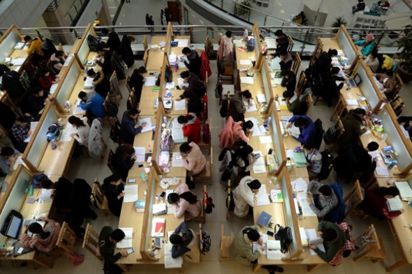 A library in Zhengzhou University, of Henan province, is fully occupied. (Photo provided to China Daily)