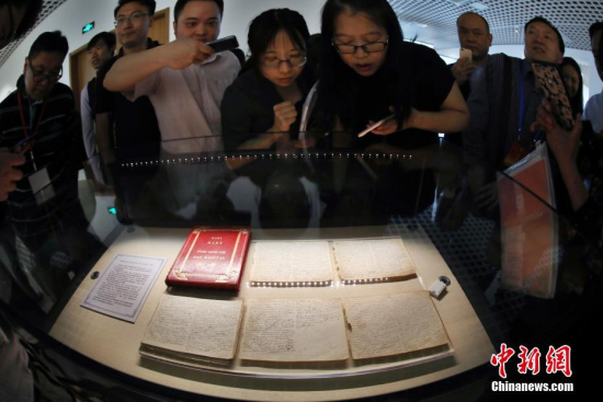 Visitors look at Karl Marx's original manuscript called Brüsseler Hefte, Brussels Notes, at an exhibition to mark the 200th anniversary of his birth at the Nanjing University in Nanjing City, East China's Jiangsu Province, May 3, 2018. (Photo: China News Service/Yang Bo) Visitors look at Karl Marx's original manuscript called Brüsseler Hefte, Brussels Notes, at an exhibition to mark the 200th anniversary of his birth at the Nanjing University in Nanjing City, East China's Jiangsu Province, May 3, 2018. (Photo: China News Service/Yang Bo)