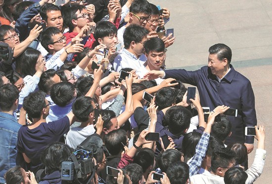 President Xi Jinping shakes hands and is photographed with students during his visit to Peking University on Wednesday. The president spoke about the university's achievements over the past 120 years. (Photo/Xinhua)) President Xi Jinping shakes hands and is photographed with students during his visit to Peking University on Wednesday. The president spoke about the university's achievements over the past 120 years. (Photo/Xinhua))