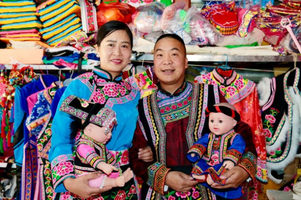 Chen and his wife pose for a photo at their shop in Yanmen. (Photo by Duan Jinzhe/provided to chinadaily.com.cn) Chen and his wife pose for a photo at their shop in Yanmen. (Photo by Duan Jinzhe/provided to chinadaily.com.cn)