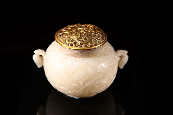 A jade censer made in northern India with a Chinese gold lid (a Palace Museum collection). (Photo by Jiang Dong and Yao Ying/China Daily) A jade censer made in northern India with a Chinese gold lid (a Palace Museum collection). (Photo by Jiang Dong and Yao Ying/China Daily)