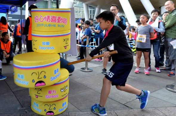 A child takes part in an activity at the Joyful@HK Run, a campaign to promote mental health that was launched by the Department of Health in Hong Kong. (Photo/China Daily) A child takes part in an activity at the Joyful@HK Run, a campaign to promote mental health that was launched by the Department of Health in Hong Kong. (Photo/China Daily)