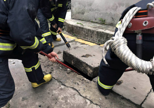Firefighters dig into a tunnel covered by concrete slabs in Zhanjiang, Guangdong province, to rescue a cat. (Photo/CHINA DAILY BY XIASHAN FIRE BRIGADE ONLINE) Firefighters dig into a tunnel covered by concrete slabs in Zhanjiang, Guangdong province, to rescue a cat. (Photo/CHINA DAILY BY XIASHAN FIRE BRIGADE ONLINE)