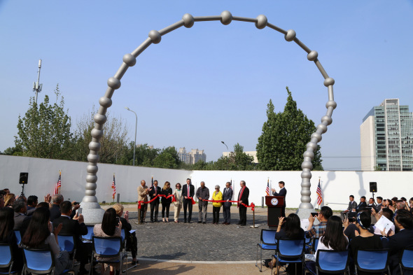 The sculpture Connecting is officially unveiled at the U.S. Embassy in Beijing on May 8, 2018, with hundreds of guests attending from political, commercial and cultural circles. (Photo provided to chinadaily.com.cn) The sculpture Connecting is officially unveiled at the U.S. Embassy in Beijing on May 8, 2018, with hundreds of guests attending from political, commercial and cultural circles. (Photo provided to chinadaily.com.cn)