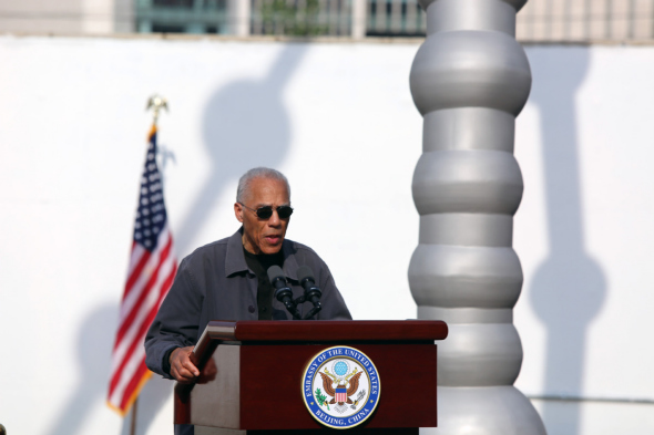 American artist Martin Puryear, designer of the sculpture Connecting, speaks at the unveiling ceremony at the US Embassy in Beijing on May 8, 2018. (Photo provided to chinadaily.com.cn) American artist Martin Puryear, designer of the sculpture Connecting, speaks at the unveiling ceremony at the US Embassy in Beijing on May 8, 2018. (Photo provided to chinadaily.com.cn)