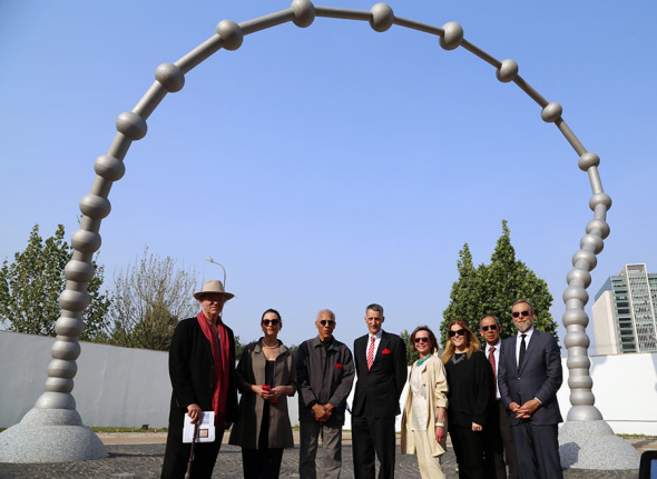 Designer Martin Puryear, third from left, poses with other guests at the ribbon-cutting ceremony for Puryear’s Connecting, a site-specific work for the US Embassy in Beijing on May 8, 2018. (Photo provided to chinadaily.com.cn) Designer Martin Puryear, third from left, poses with other guests at the ribbon-cutting ceremony for Puryear’s Connecting, a site-specific work for the US Embassy in Beijing on May 8, 2018. (Photo provided to chinadaily.com.cn)
