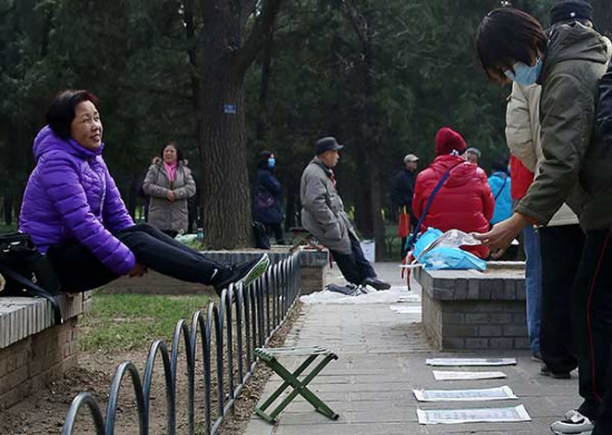Parents place ads in the Temple of Heaven Park in Beijing, hoping to find a partner for their unwed children. (Photo provided to China Daily) Parents place ads in the Temple of Heaven Park in Beijing, hoping to find a partner for their unwed children. (Photo provided to China Daily)