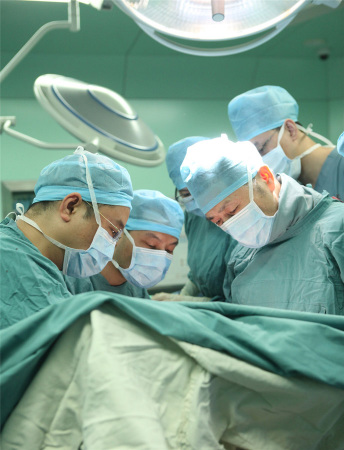 Doctors perform the liver transplant operation. (Photo provided to chinadaily.com.cn) Doctors perform the liver transplant operation. (Photo provided to chinadaily.com.cn)
