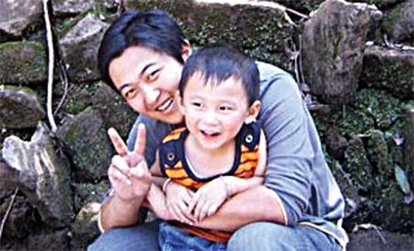 Teacher Zhang Miya (left) sacrificed his life to save Zhou Yuye and another student in the Wenchuan earthquake. (Photo provided to China Daily)