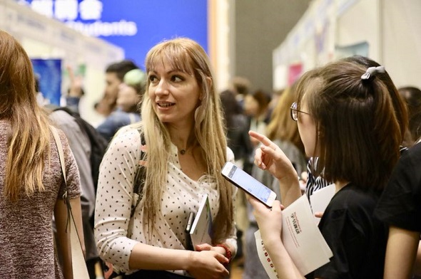 International students search for jobs at the Fifth Career Fair for International Students in China at Peking University, Beijing, on May 12, 2018. (Photo by Zhu Xingxin/China Daily) International students search for jobs at the Fifth Career Fair for International Students in China at Peking University, Beijing, on May 12, 2018. (Photo by Zhu Xingxin/China Daily)