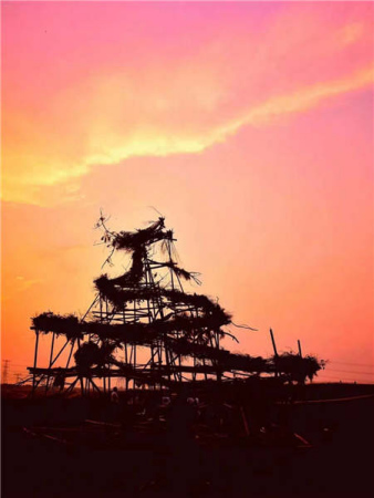 The recent Dragon Burn, a satellite Burning Man event in Anji county, Zhejiang province, draws participants to set up themed camps and arrange activities that promote community spirit. (Photo provided to China Daily/Tu Tu, Xiaofang Suskita) The recent Dragon Burn, a satellite Burning Man event in Anji county, Zhejiang province, draws participants to set up themed camps and arrange activities that promote community spirit. (Photo provided to China Daily/Tu Tu, Xiaofang Suskita)