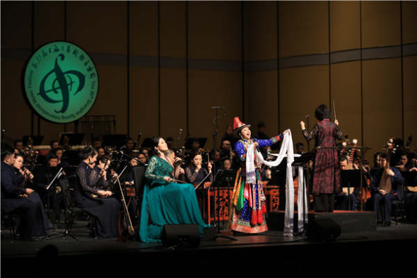 A huqin player and a vocalist perform together with the Shanghai Chinese Orchestra at the Shanghai Grand Theatre on May 5 to celebrate a new performance season. (Photo provided to China Daily) A huqin player and a vocalist perform together with the Shanghai Chinese Orchestra at the Shanghai Grand Theatre on May 5 to celebrate a new performance season. (Photo provided to China Daily)