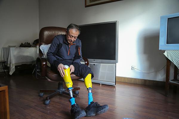 70-year-old double amputee climber scales Qomolangma
