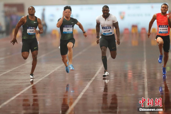 Athletes compete during the 100m race at Shanghai Diamond League on May 12. (Photo; China News Service/Yin Liqin) Athletes compete during the 100m race at Shanghai Diamond League on May 12. (Photo; China News Service/Yin Liqin)