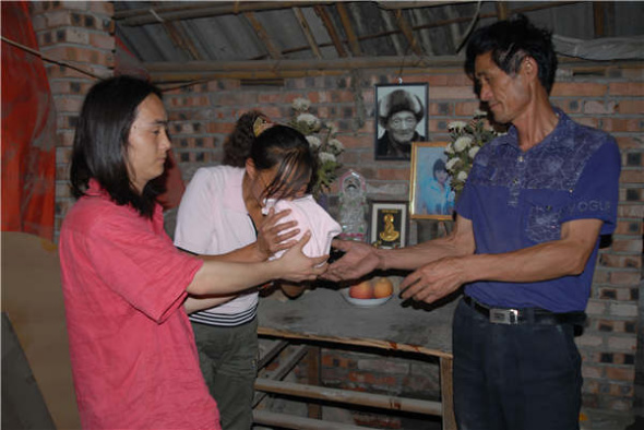 Parents of twin girls donating the ashes to Shu Yong, which the artist blended with clay to create flower sculptures. (Photo provided to China Daily)