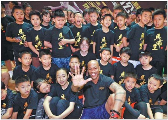 Former NBA All-Star Stephon Marbury, co-founder and head coach of the new Stronger Me Basketball Training Camp, poses with young players at Sunday's launch in Beijing. (Photo provided to China Daily) Former NBA All-Star Stephon Marbury, co-founder and head coach of the new Stronger Me Basketball Training Camp, poses with young players at Sunday's launch in Beijing. (Photo provided to China Daily)