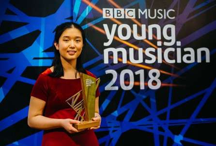 Lauren Zhang receives this year’s BBC Young Musician award, the top prize in a competition among the most promising young classical instrumentalists based in the UK. (Photo provided to China Daily) Lauren Zhang receives this year’s BBC Young Musician award, the top prize in a competition among the most promising young classical instrumentalists based in the UK. (Photo provided to China Daily)