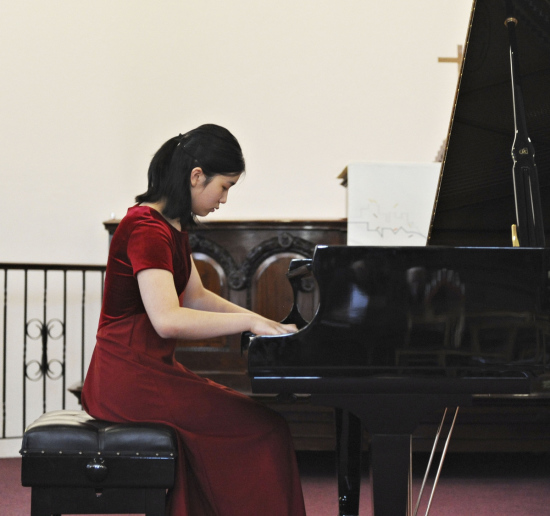 Lauren Zhang plays the piano. (Photo provided to China Daily) Lauren Zhang plays the piano. (Photo provided to China Daily)