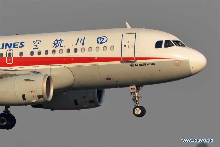 Four reasons why plane's windshield can break