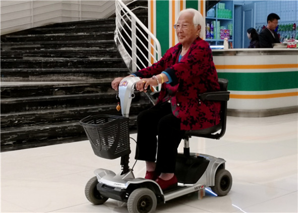 Jing uses an electric mobility scooter to travel around. (Photo provided to China Daily) Jing uses an electric mobility scooter to travel around. (Photo provided to China Daily)
