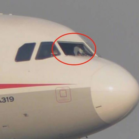A cockpit windscreen of a Sichuan Airlines jet was ripped out at 32,000ft on Monday. /CCTV Photo A cockpit windscreen of a Sichuan Airlines jet was ripped out at 32,000ft on Monday. /CCTV Photo