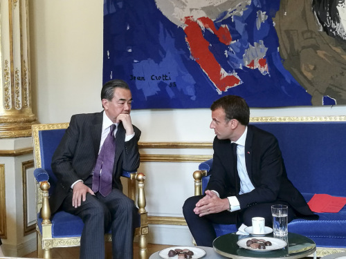 French President Emmanuel Macron (R) meets with visiting Chinese State Councilor and Foreign Minister Wang Yi at the Elysee Palace in Paris, France, May 16, 2018. (Photo/Xinhua) French President Emmanuel Macron (R) meets with visiting Chinese State Councilor and Foreign Minister Wang Yi at the Elysee Palace in Paris, France, May 16, 2018. (Photo/Xinhua)