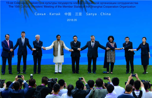 Cultural ministers of the Shanghai Cooperation Organization member states join hands at the meeting in Sanya, Hainan province, on Thursday. (Photo by Sha Xiaofeng/For China Daily) Cultural ministers of the Shanghai Cooperation Organization member states join hands at the meeting in Sanya, Hainan province, on Thursday. (Photo by Sha Xiaofeng/For China Daily)