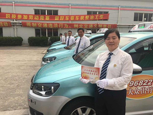 Shanghai taxis provide nighttime service for female passengers