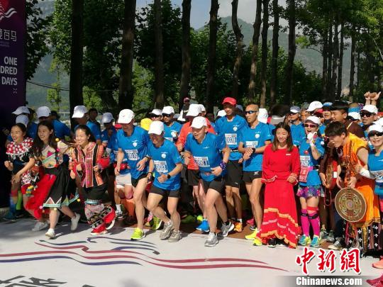 A Chinese grandpa falls in love with marathon