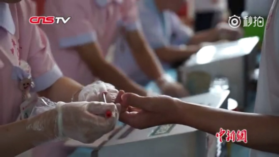 A doctor is testing for students' health. /Screenshot via CNS