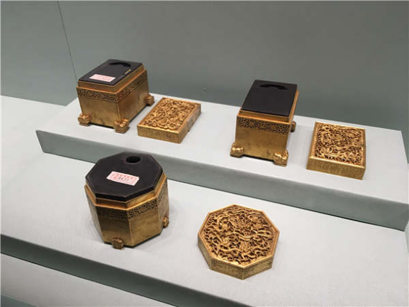 Qing emperors' inkstones are among artifacts at new exhibitions in the Palace Museum in Beijing. (Photos By Wang Jing and Wang Kaihao/China Daily) Qing emperors' inkstones are among artifacts at new exhibitions in the Palace Museum in Beijing. (Photos By Wang Jing and Wang Kaihao/China Daily)