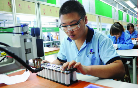 A worker assembles lithium ion batteries in Tianjin. The average annual growth rate of lithium carbonate use in China is about 25 percent, mainly driven by mobile phones and other electronic devices. [Photo / Bloomberg]