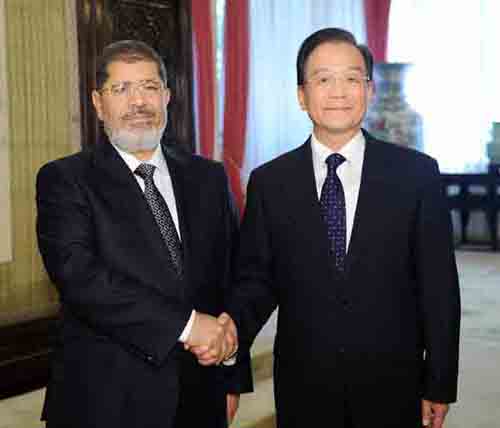 Chinese Premier Wen Jiabao (R) shakes hands with the visiting Egyptian President Mohamed Morsi in Beijing, capital of China, August 29, 2012.