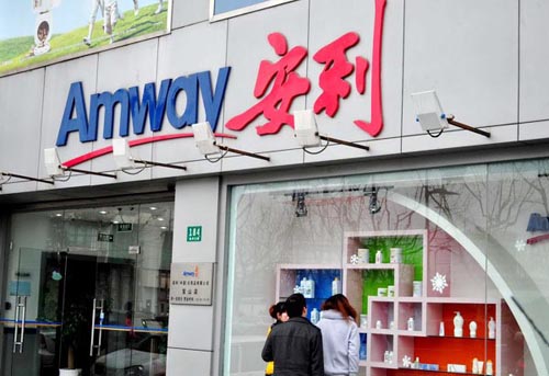 A file photo of a saleswoman introducing health products to customers at an Amway store in Shanghai. [Yan Daming/Asianewsphoto]