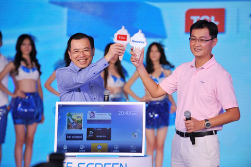 Li Dongsheng (left), chief executive officer of TCL Corp, and Tencent CEO Ma Huateng jointly launching the 26-inch mobile Internet device iCE screen in Shenzhen, South China's Guangdong province. [Photo/China Daily] 